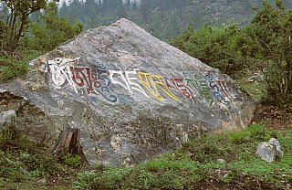 1998 - Mani-Stein im Karnali-Tal - West-Nepal: Land und Leute