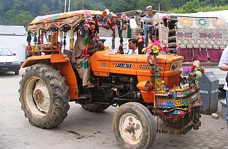 1998 - kunstvoll verzierter Traktor in Pakistan - Nord-Pakistan: Land und Leute