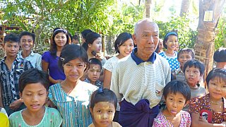 Freundliche Begleitung auf unserem Spaziergang - West-Myanmar: Land und Leute