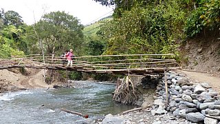 Fu&szlig;g&auml;ngerbr&uuml;cke &uuml;ber den Flu&szlig; - West-Myanmar: Land und Leute