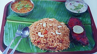 Lecker Essen in Titu's Banana Leaf Restaurant - Zentral-Myanmar: Essen & Schlafen