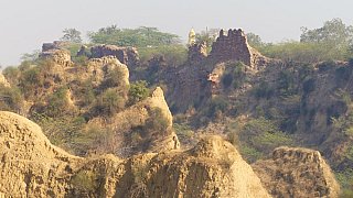 H&uuml;gellandschaft mit Tempel und Festungsruine - Madhya-Pradesh: Landschaft