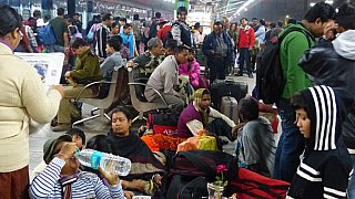 Wartende Fahrg&auml;ste im Bahnhof von Calcutta 2012 - Indien mit dem Zug