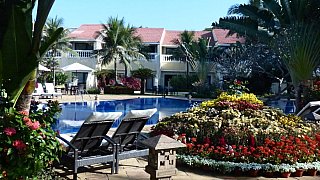 Garten und Swimmingpool The Hans Coco Palms - Chhattisgarh: Essen & Schlafen