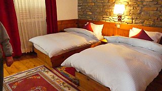 Thasang Village Lodge Doppelzimmer - Nepal Mustang 2024 - Essen und Schlafen